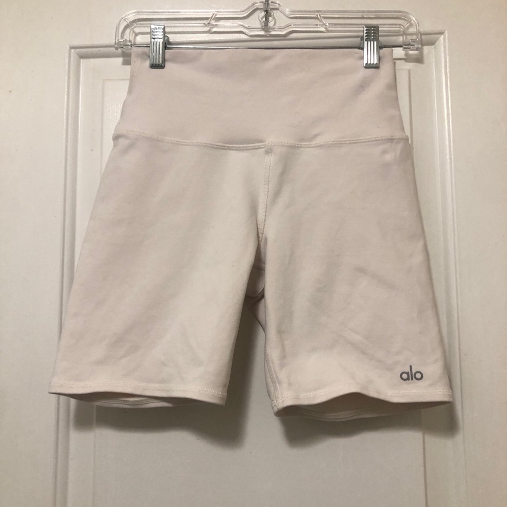 ALO Yoga High-Rise Pale cream Bike Shorts Size Small